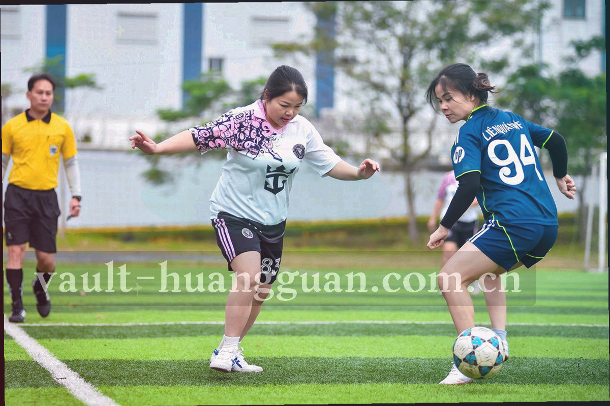 墨绿档案封面、暖金压印线条与纸张纹理的抽象特写